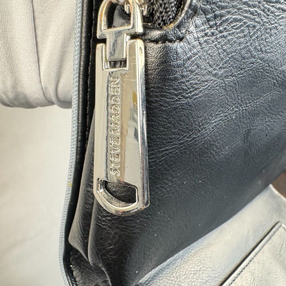 Steve Madden Crossbody Bag with side compartment for cards - Picture 6 of 9